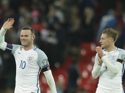 Wayne Rooney a Jamie Vardy so spornými páskami na rukách