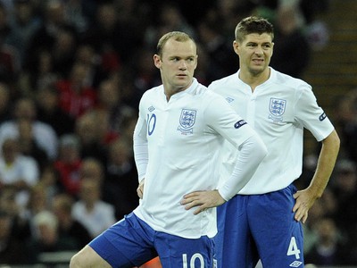 Rooney a Gerrard čakajú na úvodný hvizd