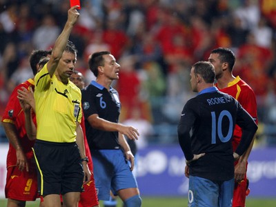 Rooney dostáva červenú kartu