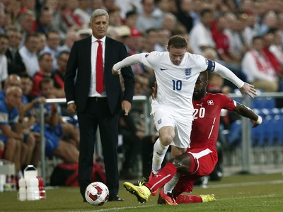 Johan Djourou a Wayne Rooney v súboji o loptu