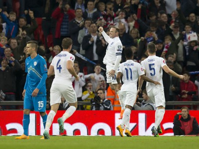 Wayne Rooney sa raduje z gólu do siete Slovinska