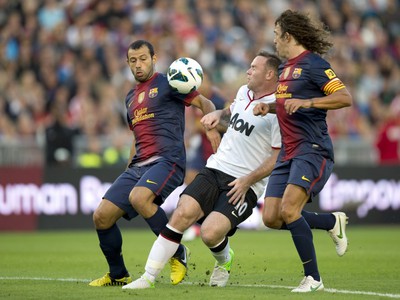 Rooney proti obrane Barcelony