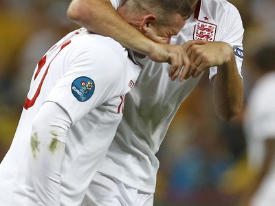 Wayne Rooney a John Terry oslavujú gól na 1:0