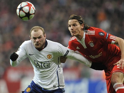 Rooney v súboji s van Buytenom, 30.3.2010