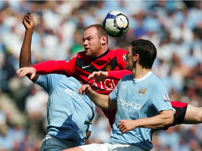 Wayne Rooney v súboji s Garethom Barrym