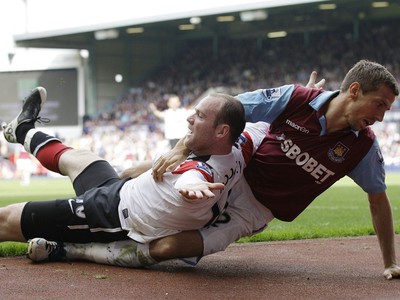 Rooney v súboji s Garym O'Neilom