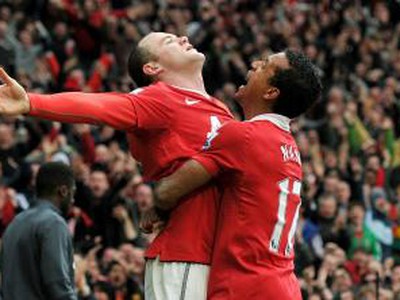 Wayne Rooney a Nani sa tešia z gólu
