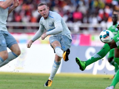 Wayne Rooney strieľa gól