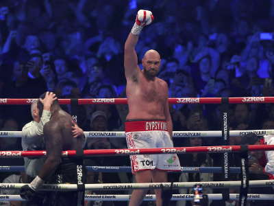 Tyson Fury oslavuje zisk opasku organizácie WBC 