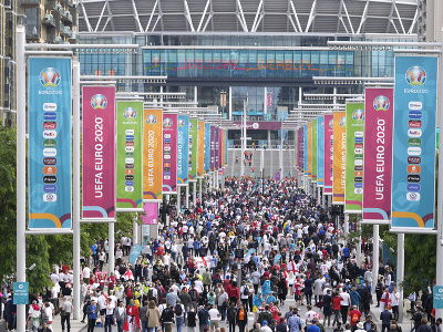 Futbaloví fanúšikovia sa zhromažďujú pred štadiónom vo Wembley v Londýne