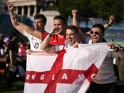 Anglickí fanúšikovia držia národnú zástavu a skandujú na námestí Trafalgar Square v Londýne