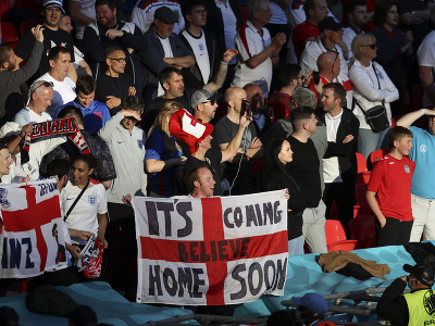 Anglickí fanúšikovia reagujú pred  zápasom semifinále Anglicko - Dánsko na EURO 2020