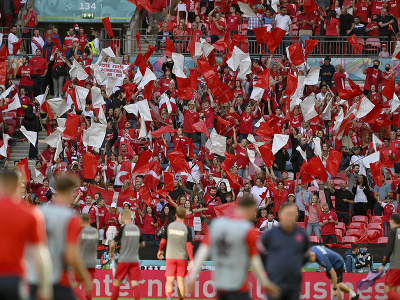 Dánski fanúšikovia skandujú pred zápasom semifinále Anglicko - Dánsko na EURO 2020