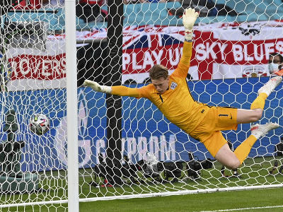 Anglický brankár Jordan Pickford inkasuje gól z voľného kopu Dána Mikkela Damsgaarda