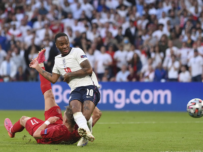 Raheem Sterling strieľa úvodný gól v zápase semifinále Anglicko - Dánsko