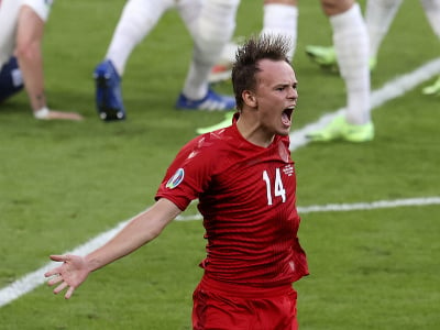 Dánsky hráč Mikkel Damsgaard oslavuje po tom, ako strelil úvodný gól z voľného kopu