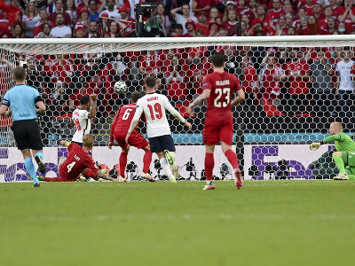 Anglický hráč Raheem Sterling (vľavo) strieľa úvodný gól v zápase semifinále Anglicko - Dánsko