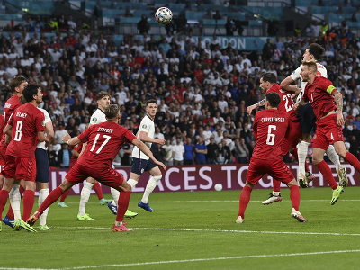 Anglický hráč Harry Maguire hlavičkuje v zápase semifinále Anglicko - Dánsko na EURO 2020