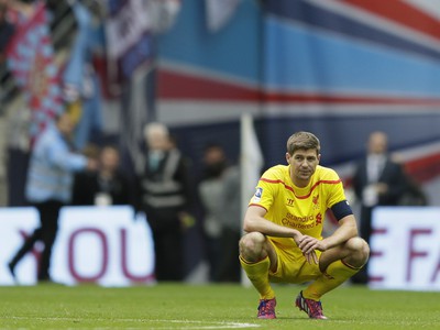 Sklamaný kapitán Steven Gerrard po semifinálovej prehre Liverpoolu