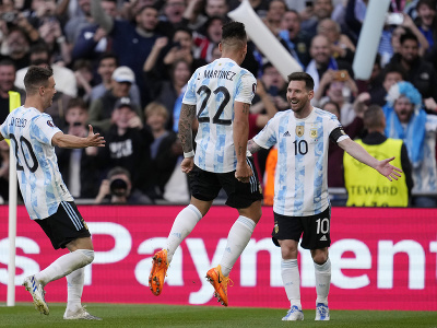 Lionel Messi a Lautaro Martínez so spoluhráčmi oslavujú gól Argentíny