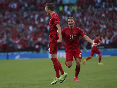 Dánsky hráč Mikkel Damsgaard (vľavo) oslavuje po tom, ako strelil úvodný gól z voľného kopu