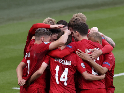 Dánsky hráč Mikkel Damsgaard (uprostred) oslavuje so spoluhráčmi úvodný gól z voľného kopu
