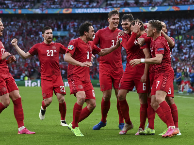 Dánsky hráč Mikkel Damsgaard oslavuje so spoluhráčmi úvodný gól z voľného kopu