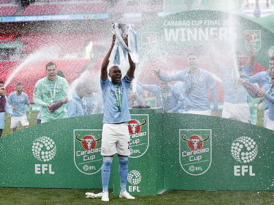 Kapitám Manchestru City Fernandinho oslavuje s víťaznou pohárovou trofejou