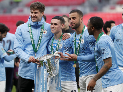 Futbalisti Manchestru City s víťaznou pohárovou trofejou