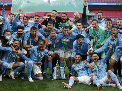 Futbalisti Manchestru City s víťaznou pohárovou trofejou