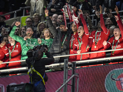 Hráči Liverpoolu oslavujú po tom, ako rekordný desiatykrát v histórii sa stali víťazmi anglického Ligového pohára