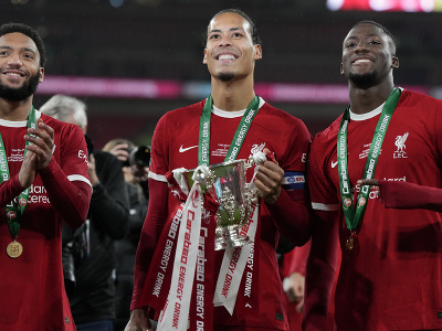Hráč Liverpoolu Virgil van Dijk (uprostred) drží trofej po tom, ako rekordný desiatykrát v histórii sa hráči stali víťazmi anglického Ligového pohára