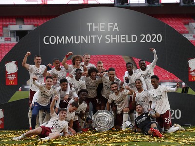 Futbalisti Arsenalu s víťaznou trofejou po finálovom triumfe nad Liverpoolom