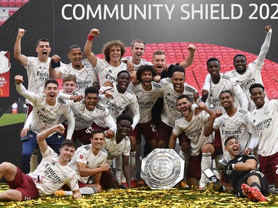 Futbalisti Arsenalu s víťaznou trofejou po finálovom triumfe nad Liverpoolom