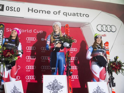 Američanka Mikaela Shiffrinová (uprostred) pózuje na pódiu po víťazstve v paralelnom slalome Svetového pohára 1. januára 2018 v nórskom Osle. Na druhom mieste skončila Švajčiarka Wendy Holdenerová (vľavo) a tretia jej krajanka Melanie Meillardová