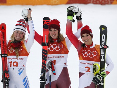 Švajčiarska lyžiarka Michelle Gisinová (v strede) oslavuje víťazstvo a zlatú medailu v alpskej kombinácii žien na XXIII. zimných olympijských hrách v juhokórejskom Pjongčangu 22. februára 2018. Striebro získala Američanka Mikaela Shiffrinová (vľavo) a bronz Švajčiarka Wendy Holdenerová (vpravo)