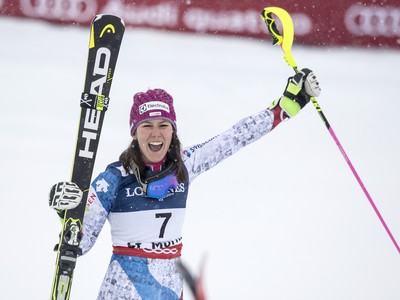 Wendy Holdenerová oslavuje víťazstvo v kombinácii v cieli slalomu na Majstrovstvách sveta v alpskom lyžovaní vo švajčiarskom St. Moritzi