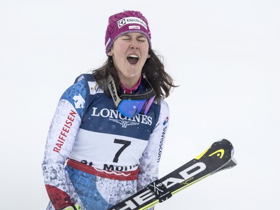Švajčiarska lyžiarka Wendy Holdenerová oslavuje víťazstvo v kombinácii vo švajčiarskom St. Moritzi
