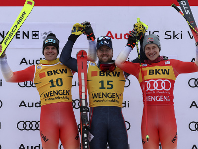 Nór Aleksander Aamodt Kilde (uprostred) sa teší na pódiu po triumfe v super-G Svetového pohára alpských lyžiarov vo švajčiarskom stredisku Wengen v piatok 13. januára 2023. Druhý skončil Švajčiar Stefan Rogentin (vľavo), tretí bol jeho krajan Marco Odermatt