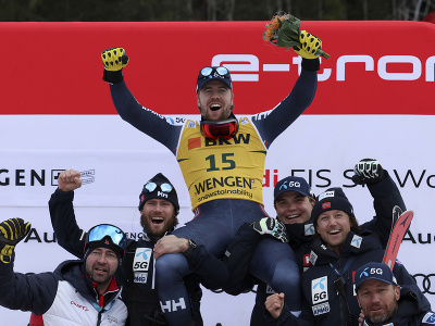 Nór Aleksander Aamodt Kilde (uprostred) sa teší s členmi svojho tímu po triumfe v super-G Svetového pohára alpských lyžiarov vo švajčiarskom stredisku Wengen