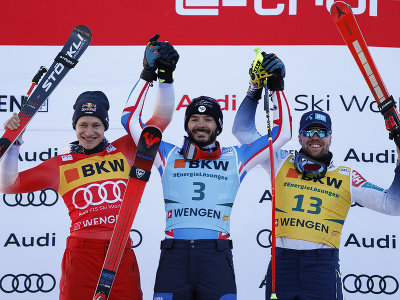 Francúzsky lyžiar Cyprien Sarrazin (uprostred) sa teší na pódiu z víťazstva v super-G Svetového pohára v alpskom lyžovaní vo Wengene v piatok 12. januára 2024. Na druhom mieste skončil Švajčiar Marco Odermatt (vľavo) a tretí bol Nór Aleksander Aamodt Kilde