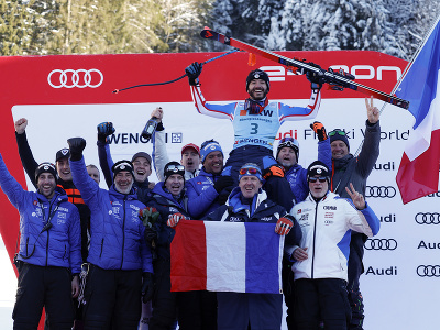 Francúzsky lyžiar Cyprien Sarrazin sa teší s tímom na pódiu z víťazstva v super-G Svetového pohára v alpskom lyžovaní vo Wengene