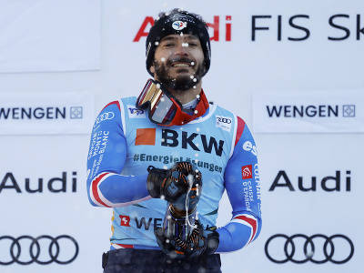 Francúzsky lyžiar Cyprien Sarrazin sa teší na pódiu z víťazstva v super-G Svetového pohára v alpskom lyžovaní vo Wengene 