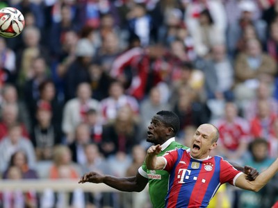 Arjen Robben a Assani Lukimya v súboji o loptu