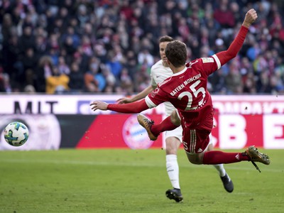 Thomas Müller dáva gól Bayernu
