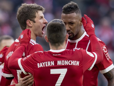 Thomas Müller, Franck Ribéry a Jerome Boateng oslavujú gól Bayernu