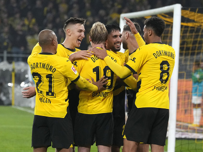 Hráči Borussie Dortmund sa radujú z gólu