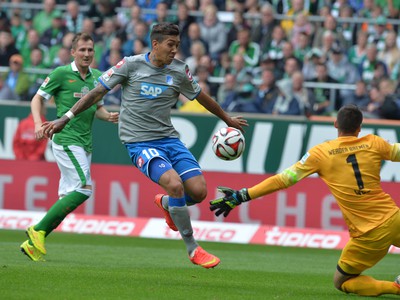 Roberto Firmino z Hoffenheimu skóruje proti Werderu Brémy