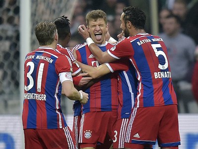 Thomas Müller (v strede) so spoluhráćmi oslavuje gól Bayernu