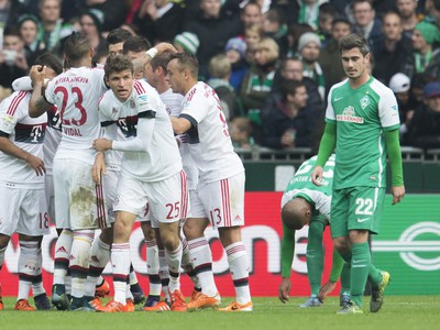 Thomas Müller so spoluhráčmi oslavuje gól Bayernu